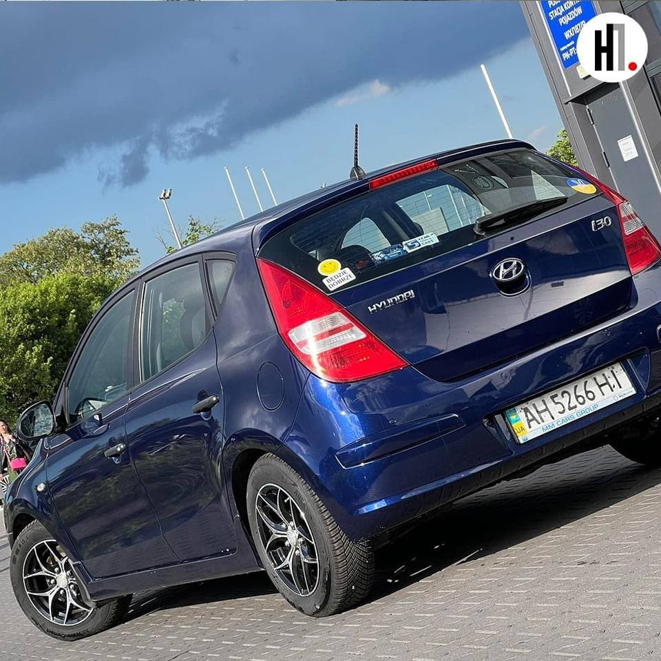 У Польщі біженцям із Маріуполя безкоштовно відремонтували обстріляну машину (фото)